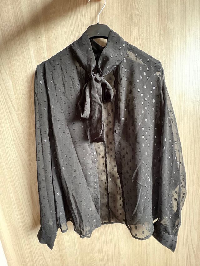 Blusa nera a pois trasparente