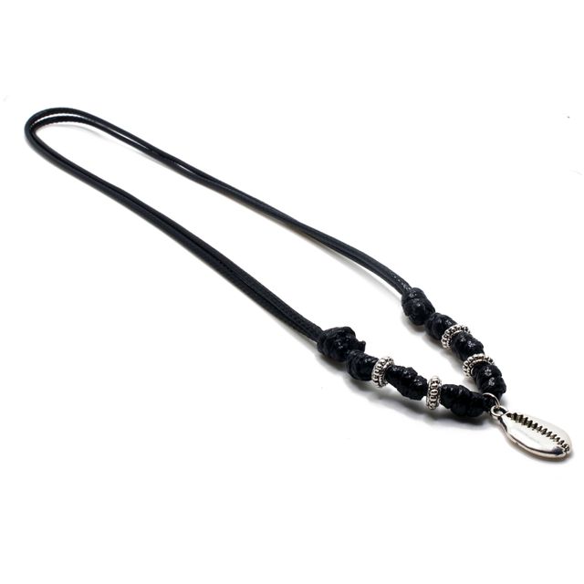 Collar artesanal negro con concha