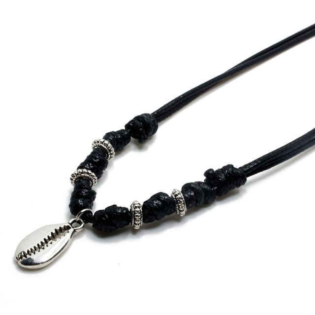 Collar artesanal negro con concha