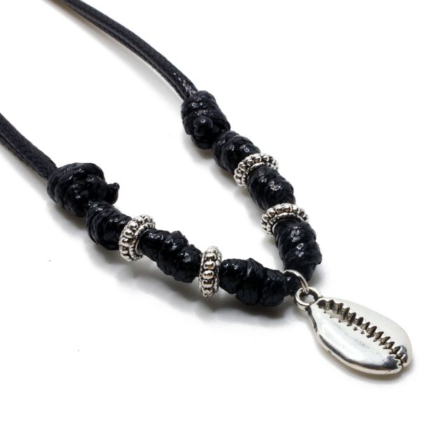 Collar artesanal negro con concha