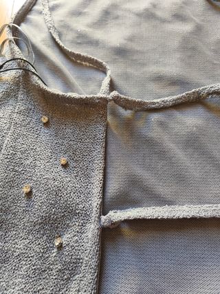 Top gris, Zara, con pedrería