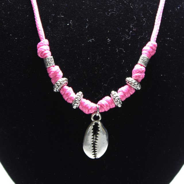 Collar artesanal rosa con nudos y concha cauri