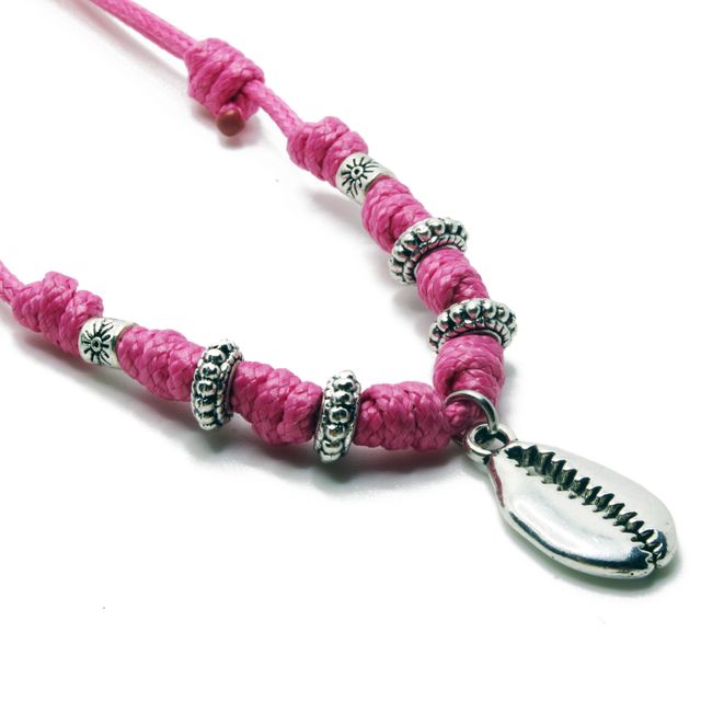 Collar artesanal rosa con nudos y concha cauri