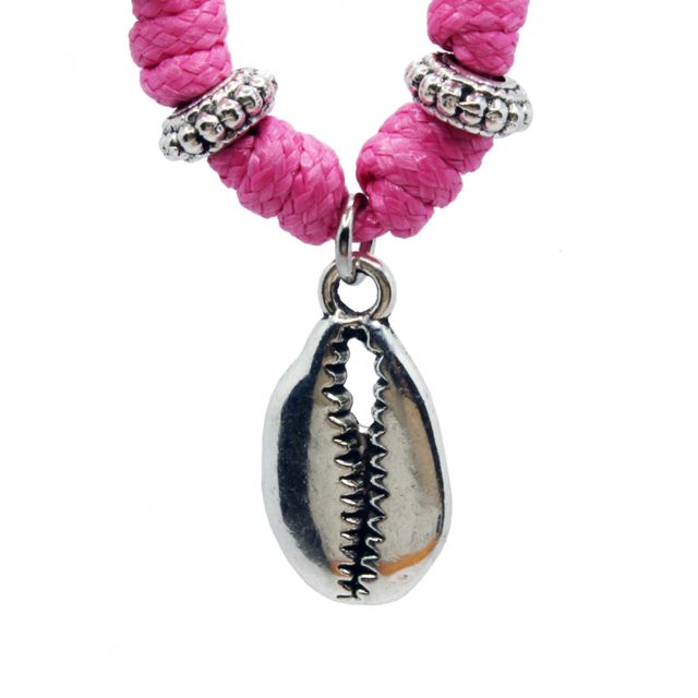 Collar artesanal rosa con nudos y concha cauri