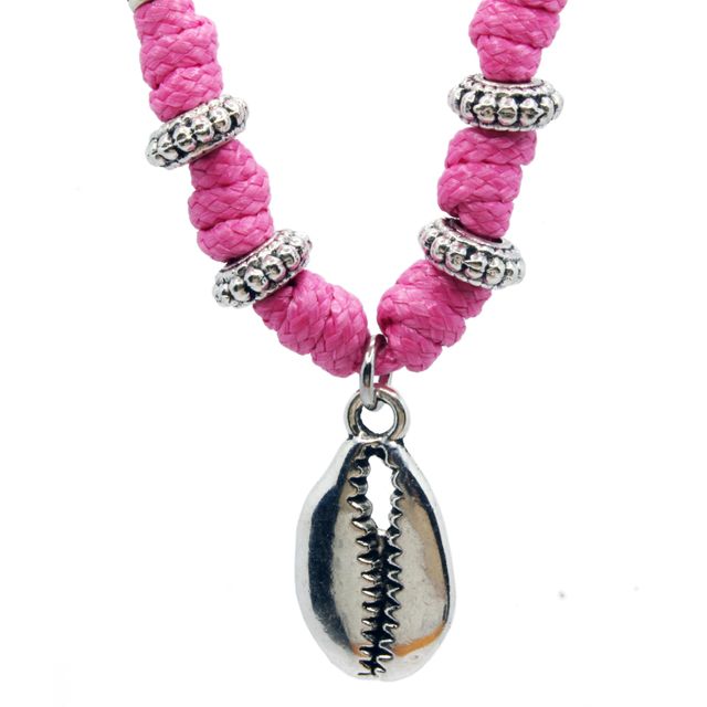 Collar artesanal rosa con nudos y concha cauri