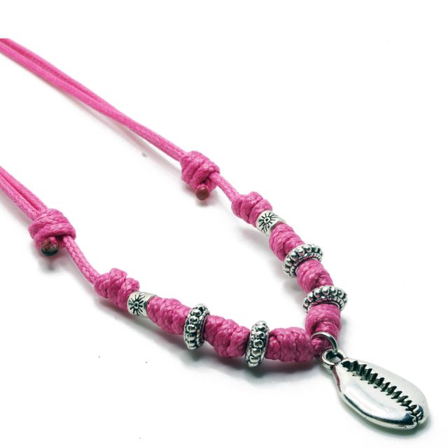 Collar artesanal rosa con nudos y concha cauri
