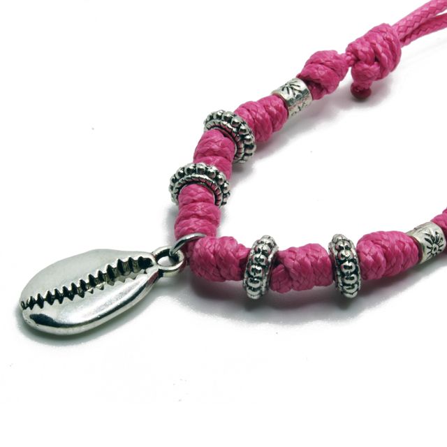 Collar artesanal rosa con nudos y concha cauri