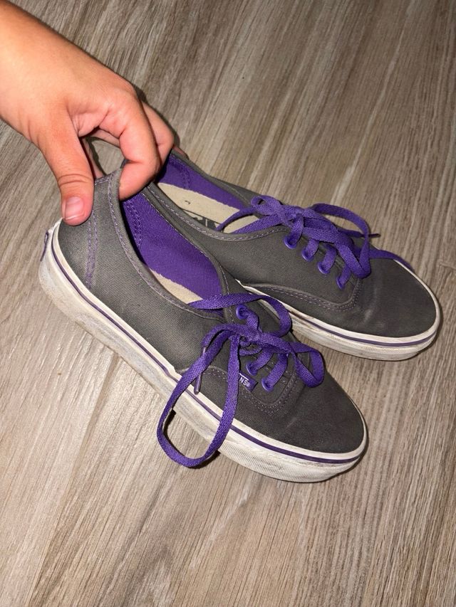 Zapatillas Vans grises y moradas