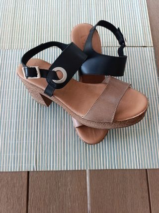 Sandalias piel negras y beige, nº 39