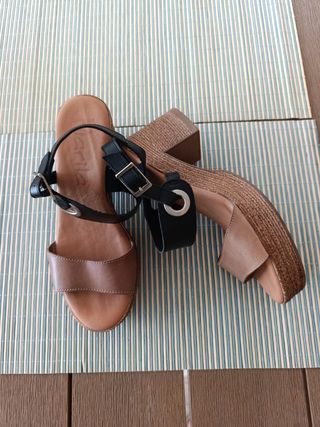 Sandalias piel negras y beige, nº 39