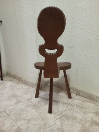 Silla madera 3 patas antigua ubicación Valencia