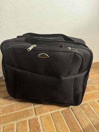 Maletín negro con ruedas