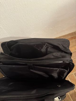 Maletín negro con ruedas