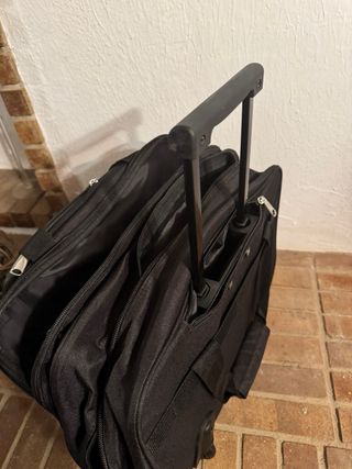 Maletín negro con ruedas