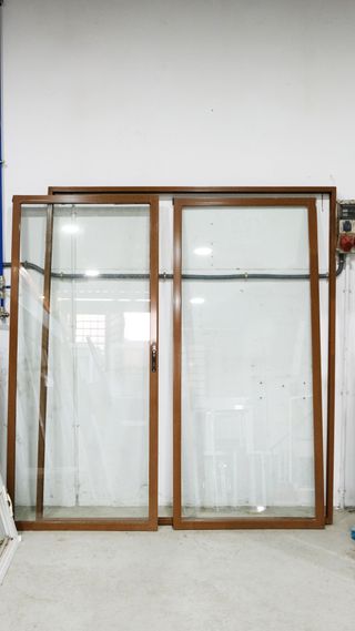 Ventana balconera aluminio marrón