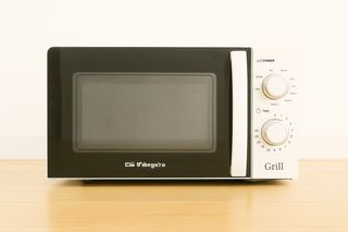 MICROONDAS ORBEGOZO CON GRILL 20L 700W