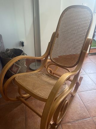 Mesedora de madera y mimbre