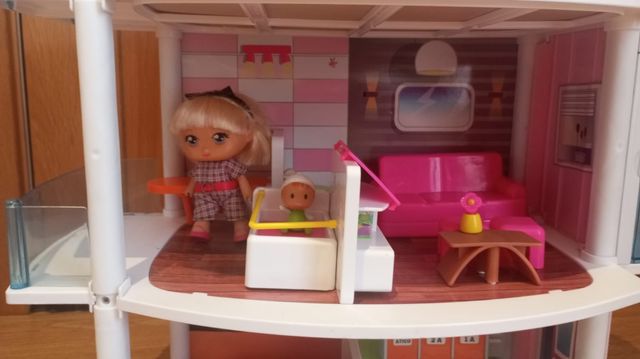 Casa Barriguitas Famosa: Edificio Loco