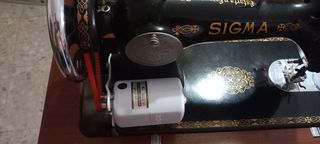 Maquina de coser antigua con pedal electrico.
