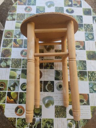 Mesita redonda panel de aglomerado y patas madera