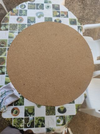 Mesita redonda panel de aglomerado y patas madera