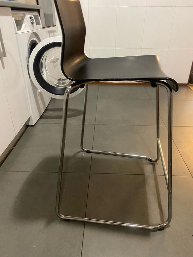 Taburete alto negro y plateado