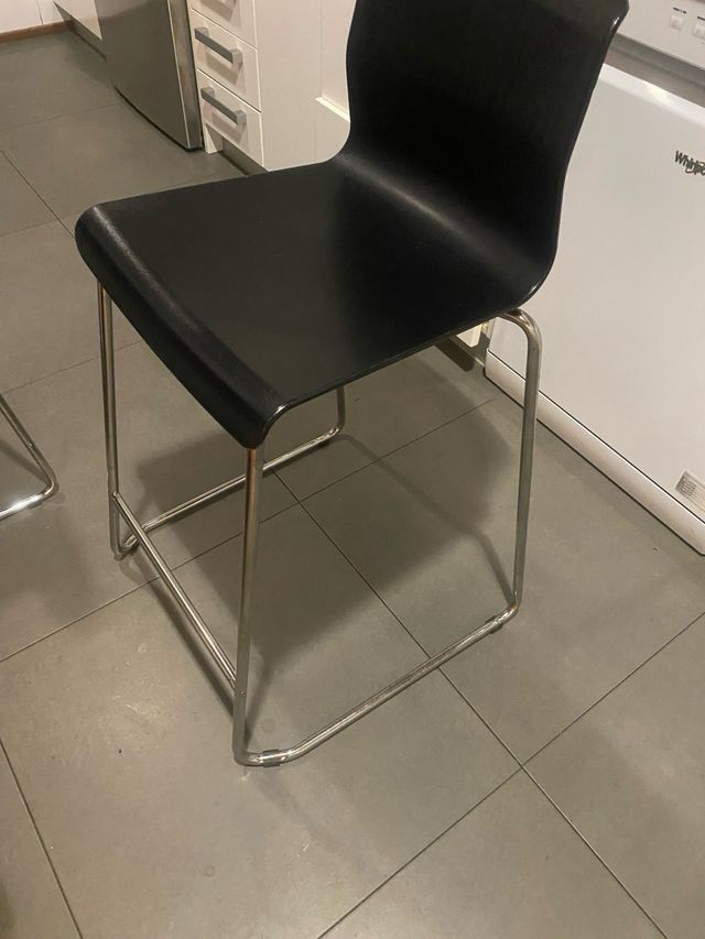 Taburete alto negro y plateado