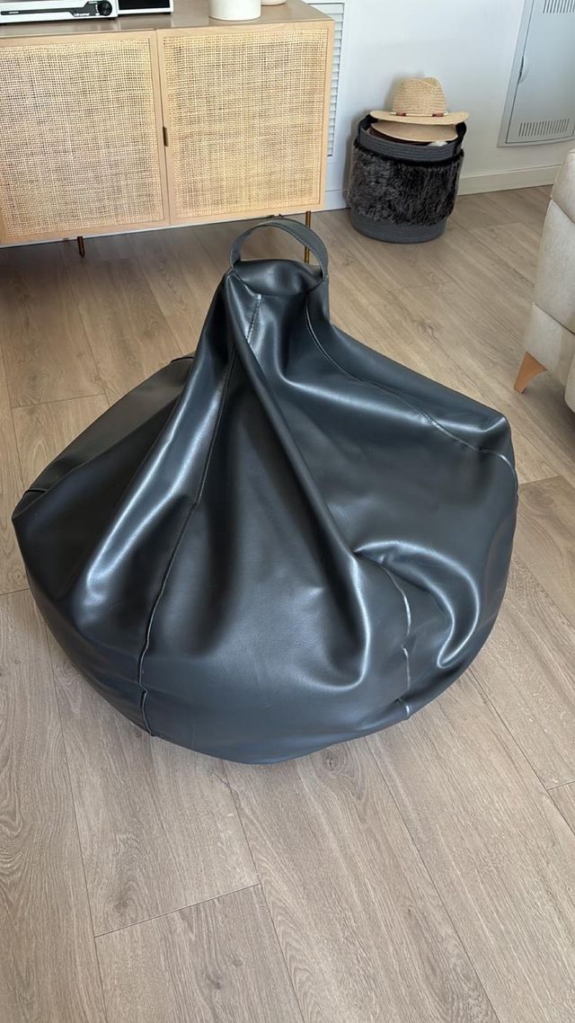 Puf de piel sintética negra