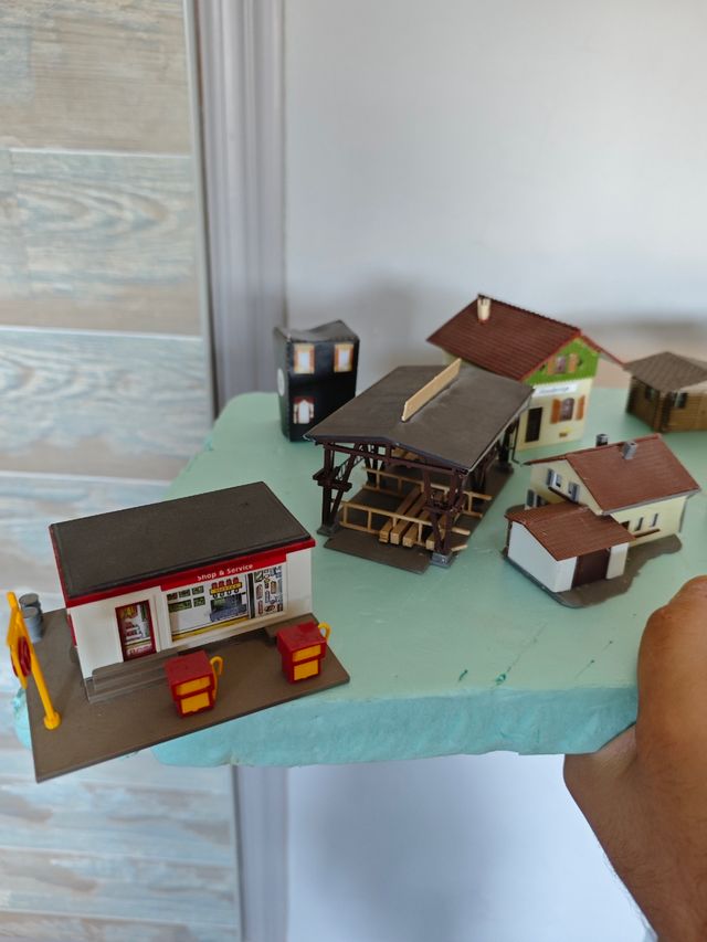  Casas y coche a escala. Para maqueta..