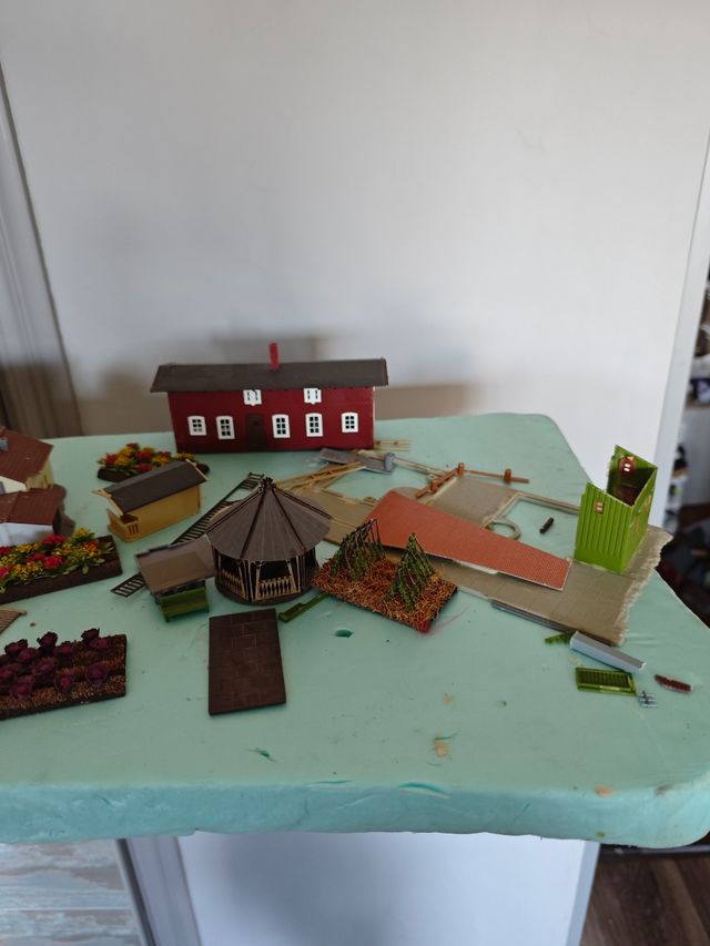  Casas y coche a escala. Para maqueta..