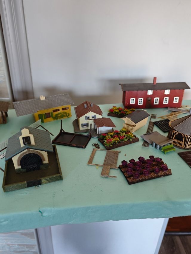  Casas y coche a escala. Para maqueta..