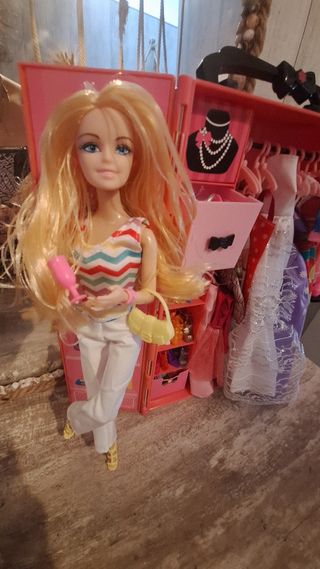 Muñeca con maleta rosa