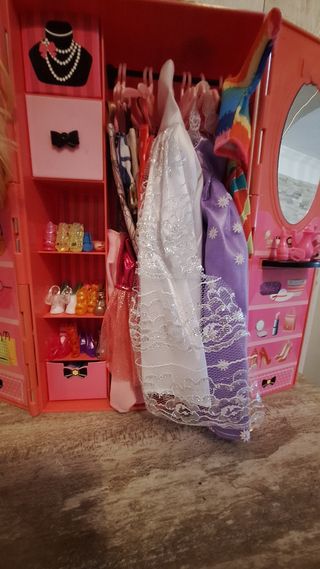 Muñeca con maleta rosa