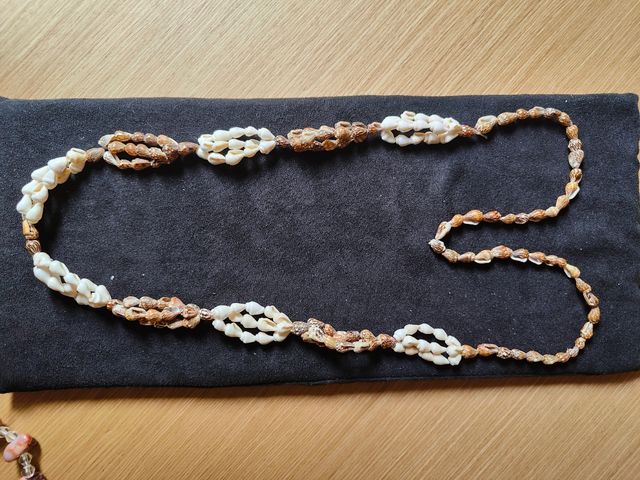 Dos Collares conchas marrón y blanco