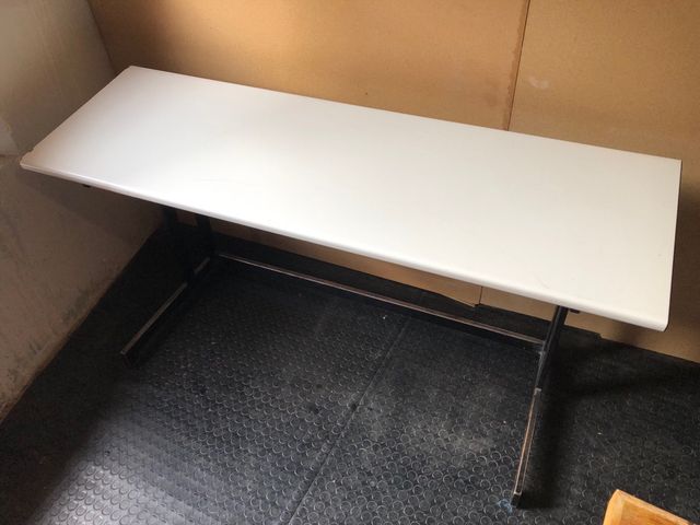 Mesa blanca oficina/estudio/auxiliar inclinada