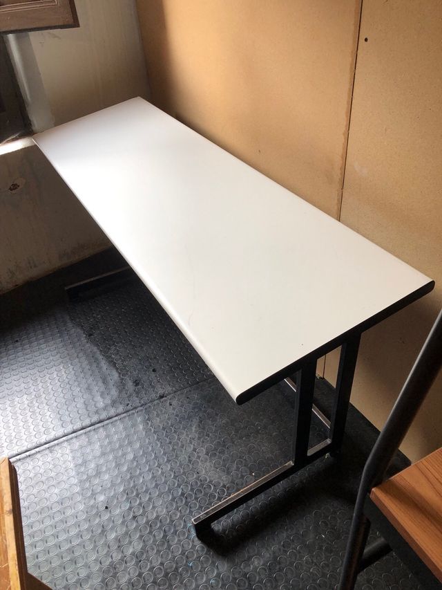 Mesa blanca oficina/estudio/auxiliar inclinada