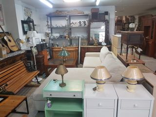 Tienda de segunda mano .Decoración, muebles, cosas