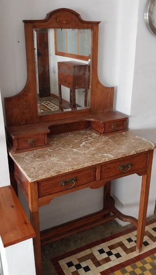 Tocador antiguo de madera con mármol