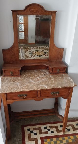 Tocador antiguo de madera con mármol