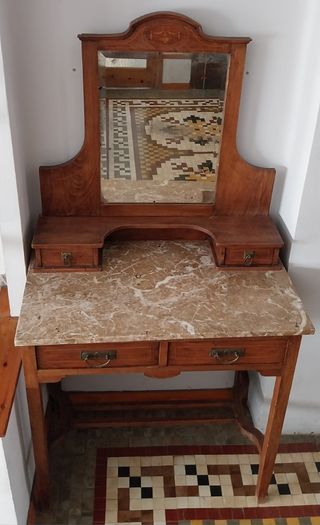 Tocador antiguo de madera con mármol