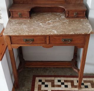 Tocador antiguo de madera con mármol