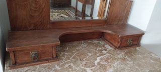 Tocador antiguo de madera con mármol