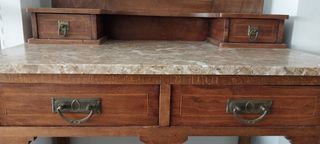 Tocador antiguo de madera con mármol