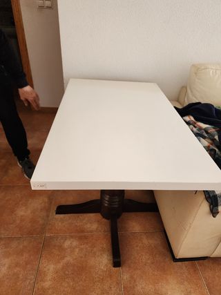 Mesa blanca y marrón