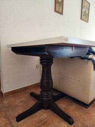 Mesa blanca y marrón