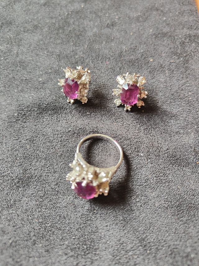 Juego de pendientes y anillo morado plata