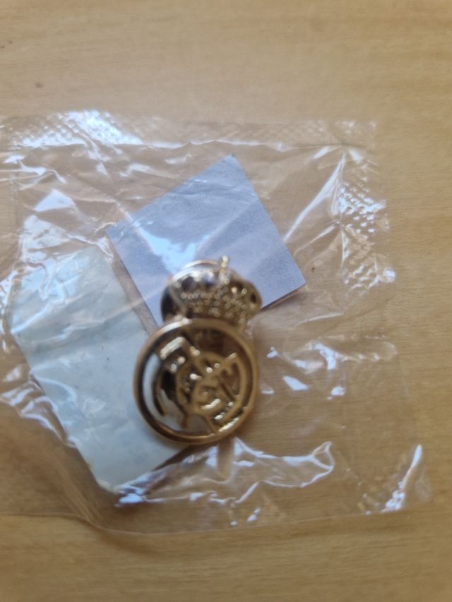 Insignia Real Madrid 2002 edicion limitada