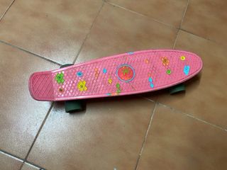 2 monopatines: uno rosa, dos negros