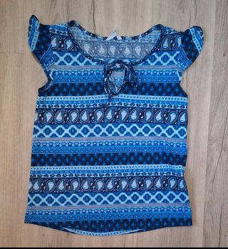 Camiseta azul estampada