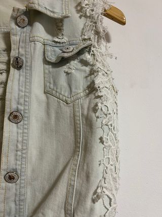 Chaleco vaquero con encaje